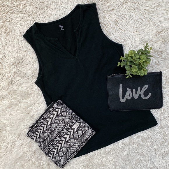 Gap Split Neck Tank Top 💗 Black - Picture 2 of 10